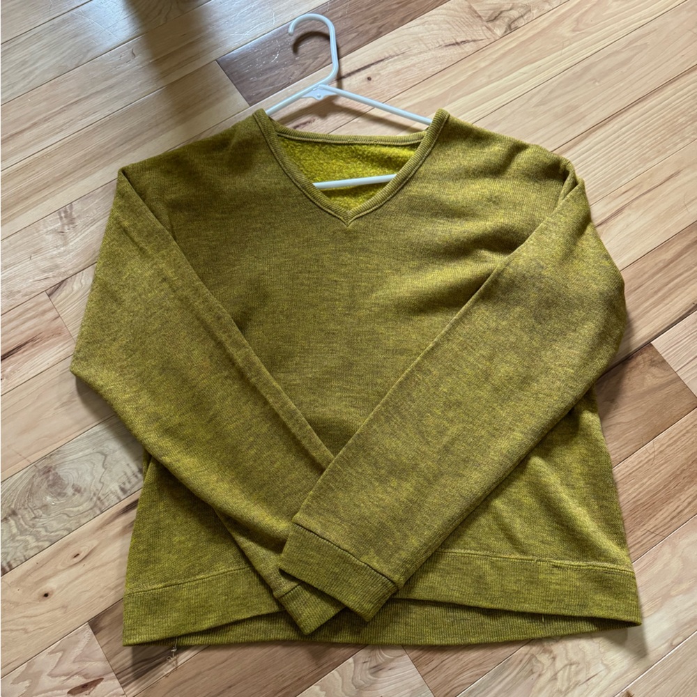 70’s vintage v-neck sweater. Size M, Like Brand New